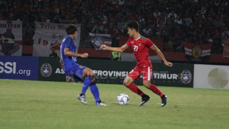 Aji Kusuma berusaha melewati pemain pemain Thailand. Copyright: &copy; Fitra Herdian/INDOSPORT