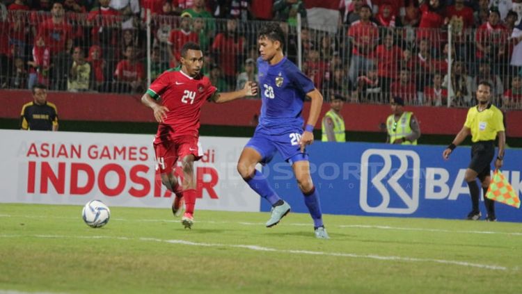Todd Rivaldo Ferre kawal ketat pemain Thailand. Copyright: © Fitra Herdian/INDOSPORT
