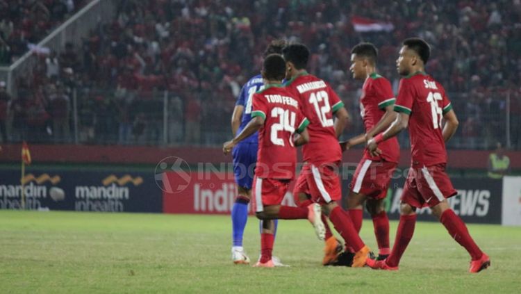 Aksi selebrasi pemain Timnas Indonesia usai Rifad Marasabessy mencetak gol. Copyright: © Fitra Herdian/INDOSPORT