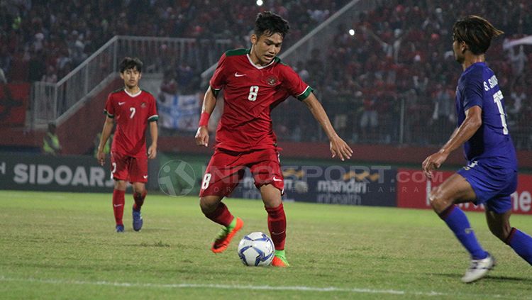 Witan Sulaeman tengah mengontrol bola. Copyright: © Fitra Herdian/INDOSPORT