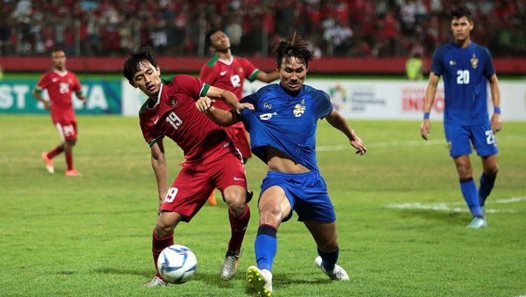 Pemain Timnas U-19 Hanis Saghara berebut bola dengan penggawa Thailand U-19 di Piala AFF U-18 2018. Copyright: © Twitter/@Asean_Football
