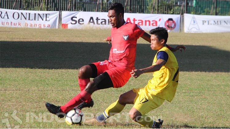 aksi saling tekel terhampar dalam laga Madura FC vs Persegres GU. Copyright: © INDOSPORT/Ian Setiawan