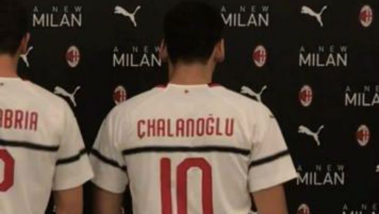 Nama Hakan Calhanoglu salah di jersey baru AC Milan. Copyright: &copy; calciomercato.com