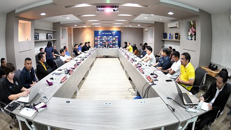 FA Thailand meeting untuk kompetisi musim depan. Copyright: © FA Thailand