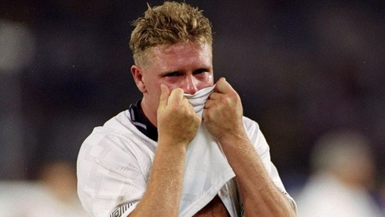 Legenda Inggris, Paul Gascoigne menangisnya saat diberi kartu kuning di semfinal Piala Dunia 1990 melawan Jerman. Copyright: © INDOSPORT