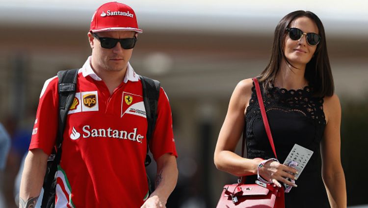 Kimi Raikkonen bersama sang istri, Minttu Virtanen. Copyright: © INDOSPORT