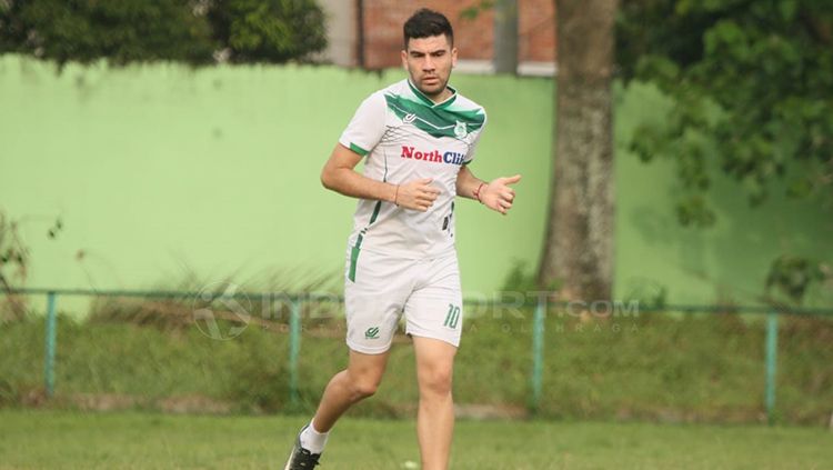 Pemain asal Argentina, Alexis Blanco tiba di Medan. Copyright: © Kesuma Ramadhan/INDOSPORT