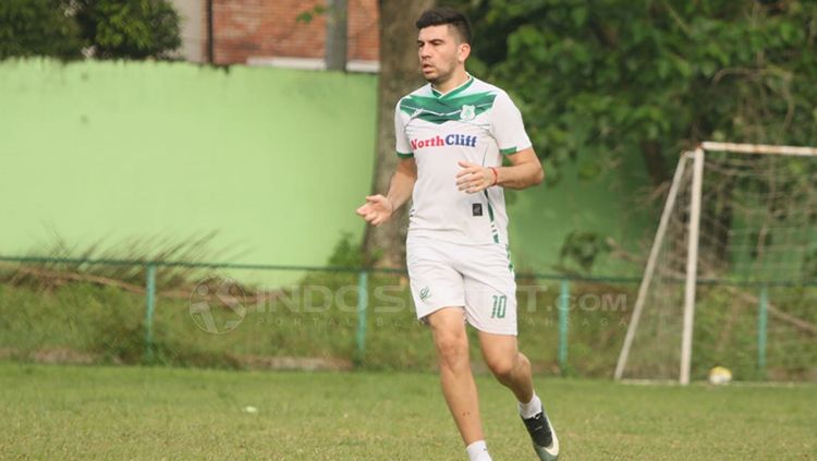 Pemain asal Argentina, Alexis Blanco tiba di Medan. Copyright: © Kesuma Ramadhan/INDOSPORT
