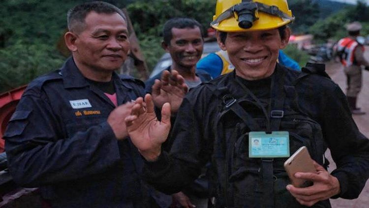 Tim Penyelamat pesepakbola remaja Thailand yang terjebak di dalam gua Tham Luang. Copyright: © The Hindu