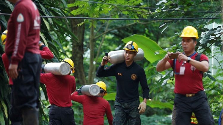 Tim Penyelamat pesepakbola remaja Thailand yang terjebak di dalam gua Tham Luang Copyright: © Zee News
