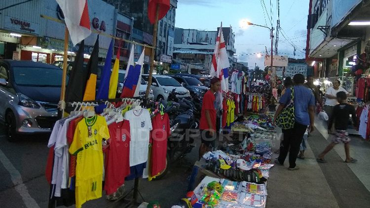 Pernak Pernik Piala Dunia yang dijajakan para pedagang musiman di Kota Jayapura. Copyright: © Sudjarwo/INDOSPORT