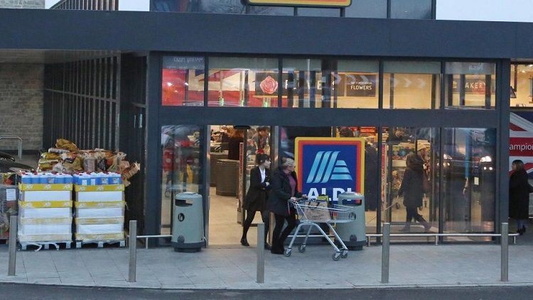 Supermarket ALDI bakal menutup seluruh gerainya di Inggris satu jam lebih cepat demi final Piala Dunia 2018. Copyright: &copy; thesun.co.uk