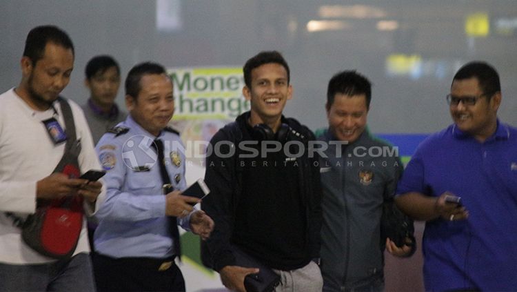 Egy Maulana Vikry tiba di Bandara Juanda dan sempat menukarkan uang sebelum keluar bandara. Copyright: © Fitra Herdian/INDOSPORT