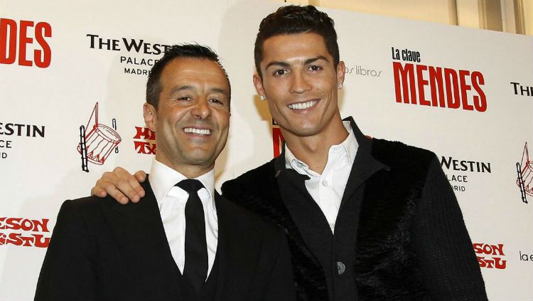 Jorge Mendes (kiri) dan Cristiano Ronaldo. Copyright: © Foot The Ball