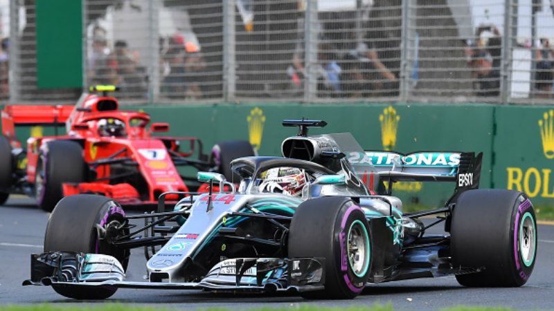 Kimi Raikkonen (kiri) dan Lewis Hamilton, saat berada di lintasan balap. Copyright: © INDOSPORT