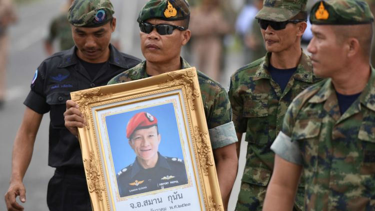 Saman Gunan gugur saat menyelematkan 12 pesepakbola muda Thailand yang terjebak di dalam goa. Copyright: © PBS