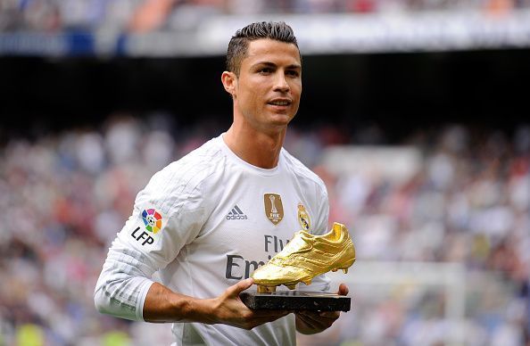 Ronaldo mendapatkan Golden Shoes Copyright: © https://statics.sportskeeda.com/editor/2018/07/8e2ca-1531254267-800.jpg