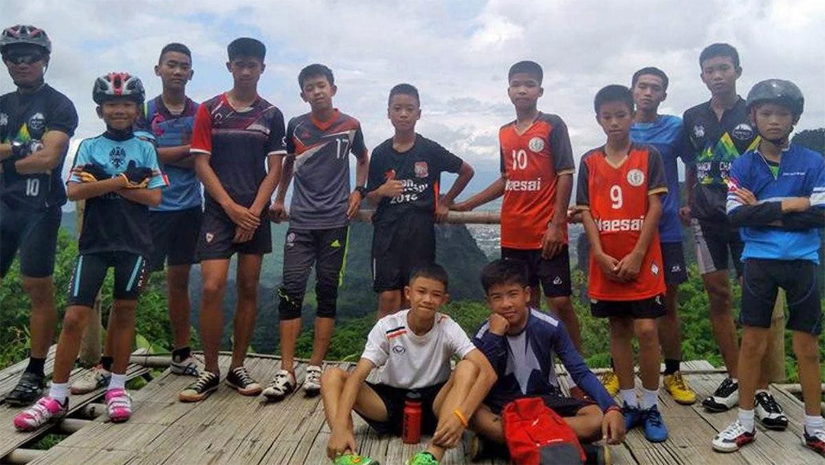 Skuat Wild Boar FC sedang berpose sebelum akhirnya mereka terperangkap di gua Thailand. Copyright: © theguardian