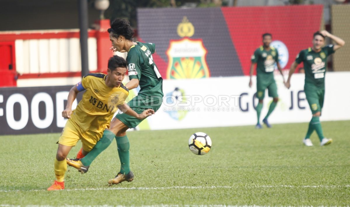 Bhayangkara vs Persebaya pada laga lanjutan Liga 1 2018. Copyright: © INDOSPORT/Herry Ibrahim