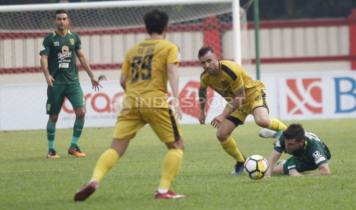 Bhayangkara vs Persebaya pada laga lanjutan Liga 1 2018. Copyright: © INDOSPORT/Herry Ibrahim