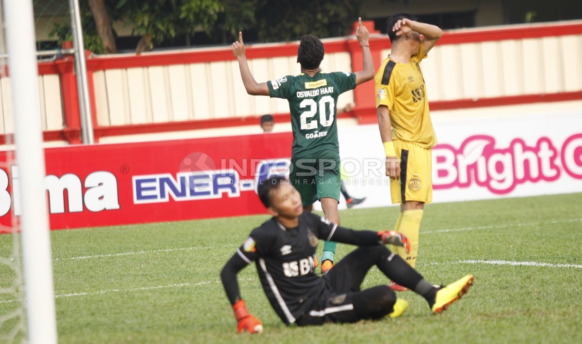 Osvaldo Haay merayakan gol pada laga lanjutan Liga 1 2018. Copyright: © INDOSPORT/Herry Ibrahim