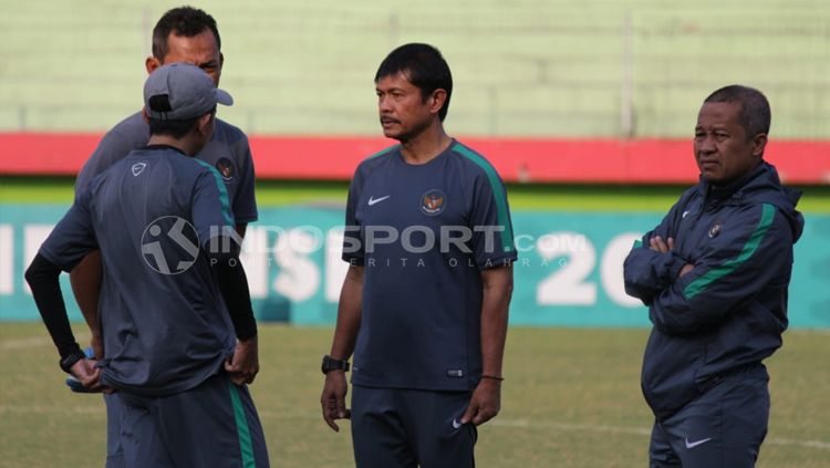 Indra Sjafri bersama staff pelatih dalam latihan timnas U-19. Copyright: © INDOSPORT/Fitra Herdian