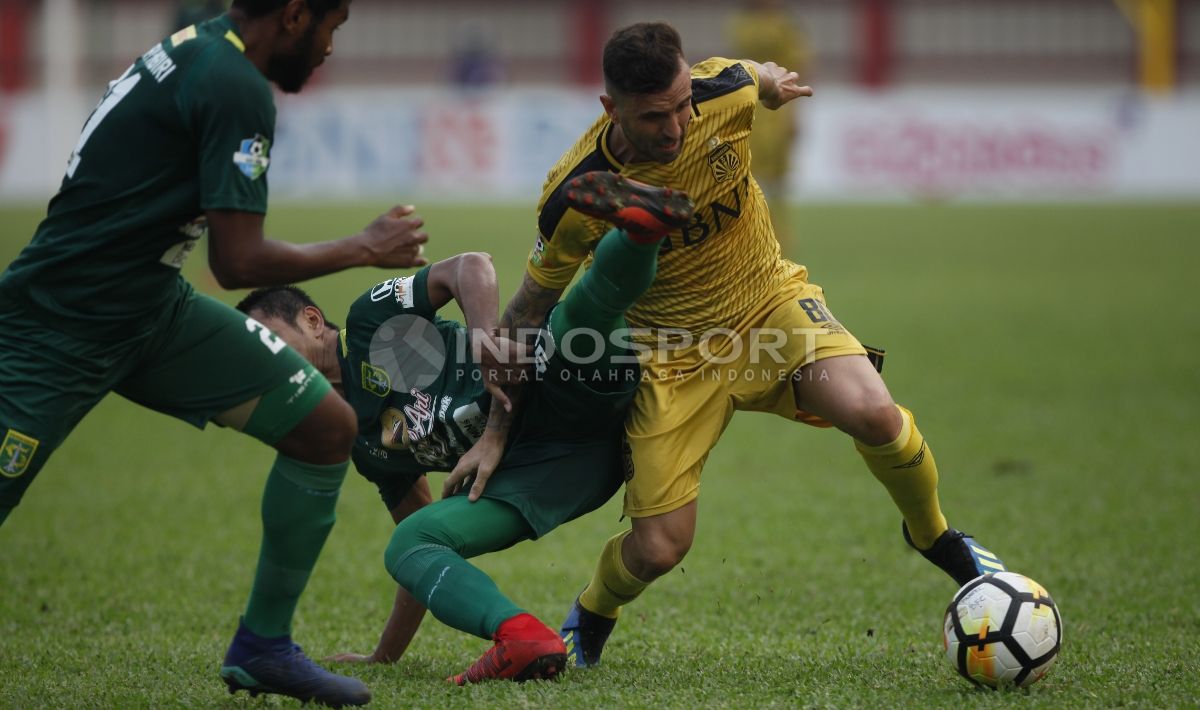 Bhayangkara vs Persebaya pada laga lanjutan Liga 1 2018. Copyright: © INDOSPORT/Herry Ibrahim