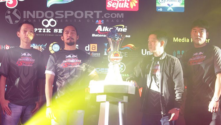 Trofi yang akan dibawa pulang juara kompetisi Kratingdaeng Indonesia Esport Championship (IEC) 2018. Copyright: &copy; Dimas Ramadhan/INDOSPORT