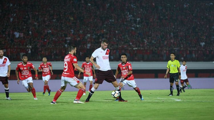 Wiljan Pluim berada dalam penjagaan pemain Bali United. Copyright: © PS Makassar