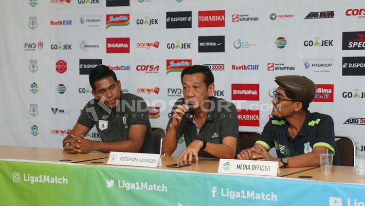 Ofisial PSMS Medan menjalani konferensi pers menjelang melawan Persipura Jayapura. Copyright: © Kesuma Ramadan/INDOSPORT