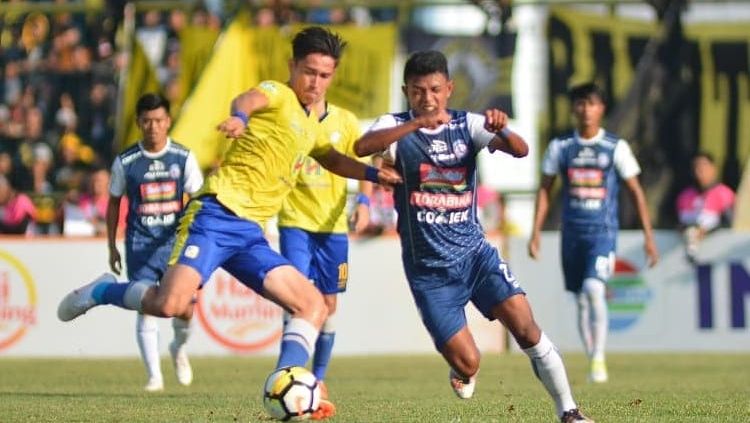 Gavin Kwan Adsit (kiri) mencoba melewati hadangan pemain Arema FC. Copyright: © aremafcofficial/Twitter