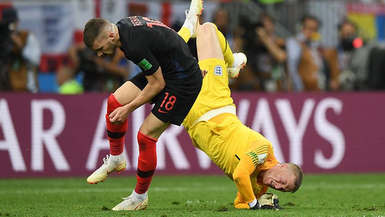 Jordan Pickford berjibaku mengawal gawang Inggris di Piala Dunia 2018. Copyright: © INDOSPORT