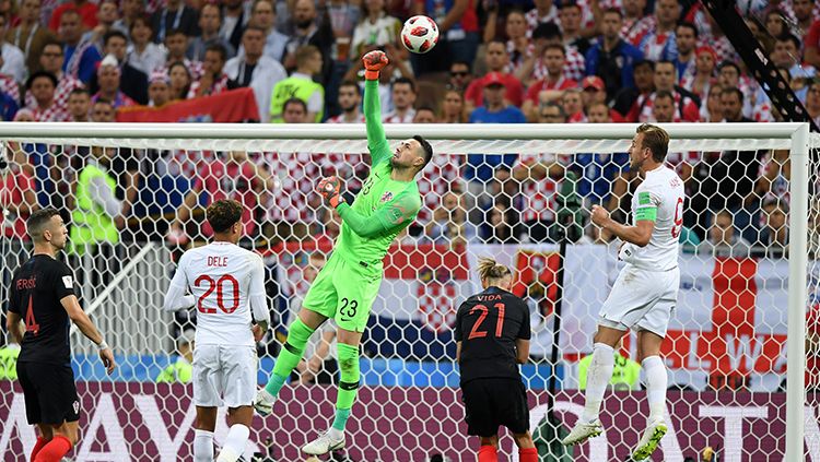 Danijel Subasic melakukan penyelamatan. Copyright: © INDOSPORT