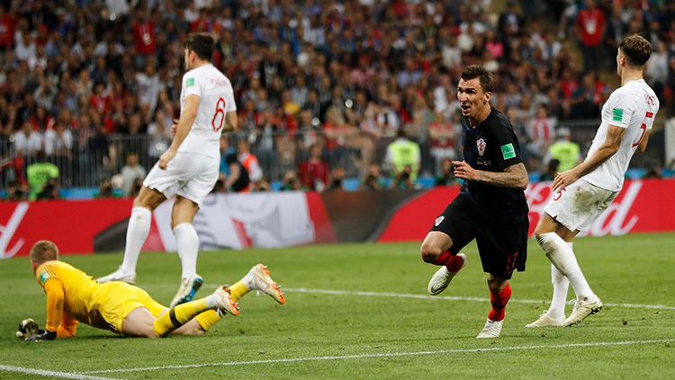 Mario Mandzukic mencetak gol saat Kroasia vs Inggris di Piala Dunia 2018. Copyright: © INDOSPORT.com