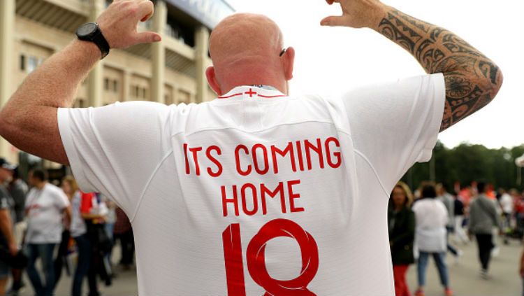 Fans Inggris menggunakan baju bertuliskan It's Coming Home. Copyright: © INDOSPORT
