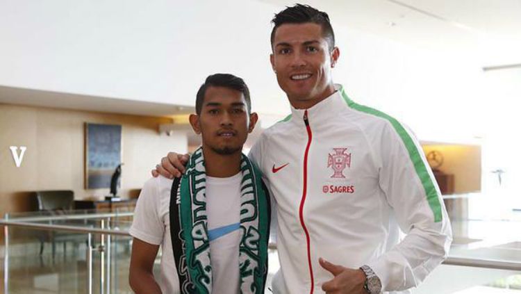 Martunis (kiri) saat berfoto bersama Cristiano Ronaldo (kanan). Copyright: © INTERNET