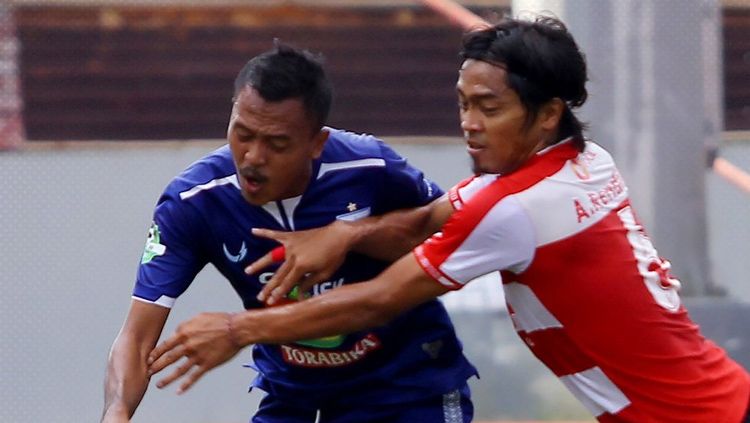 Duel pemain PSIS Semarang vs Madura United pada pertemuan pertama di musim ini. Copyright: © GojekLiga1