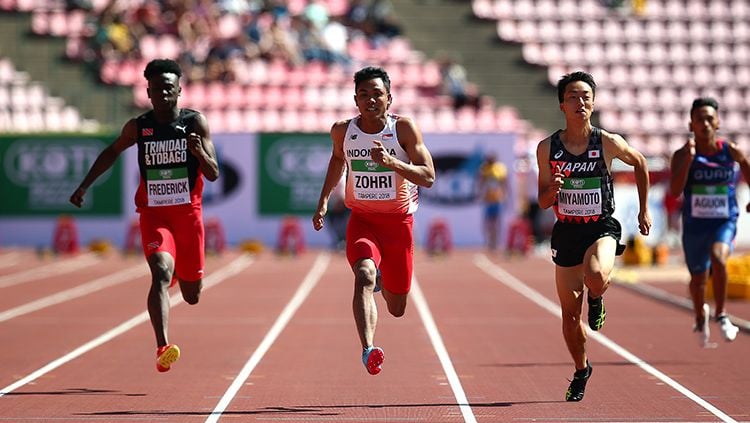 Lalu Muhammad Zohri (kedua dari kiri) duel dengan pelari Trinidad dan Tobago dan Jepang. Copyright: © INDOSPORT