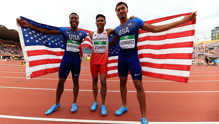 Muhammad Zohri dari Indonesia (tengah), Anthony Schwartz dan Eric Harrison dari Amerika Serikat (AS) di kejuaraan dunia lari 100 meter putra U-20. Copyright: © INDOSPORT