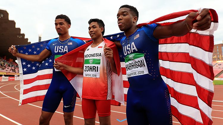 Muhammad Zohri dari Indonesia (tengah), Anthony Schwartz dan Eric Harrison dari Amerika Serikat (AS) di kejuaraan dunia lari 100 meter putra U-20. Copyright: © INDOSPORT
