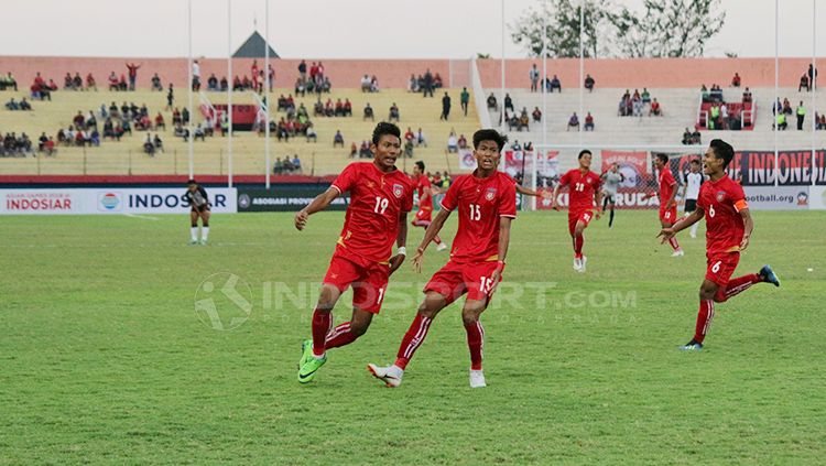 Selebrasi gol yang berhasil dicetak oleh Win Naing Tun. Copyright: © Fitra Herdian/Indosport