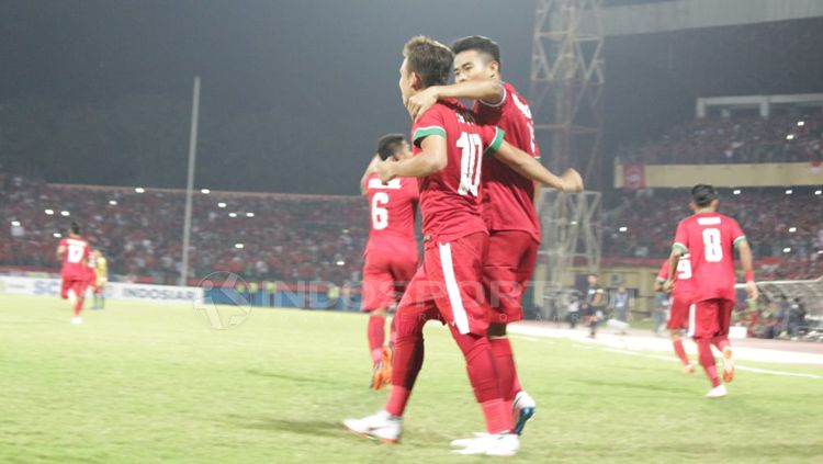 Egy Maulana Vikri dan rekannya usai merayakan gol. Copyright: © Fitra Herdian/Indosport