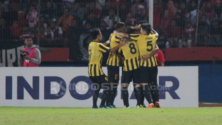 Pemain Malaysia melakukan selebrasi. Copyright: © Fitra Herdian/Indosport