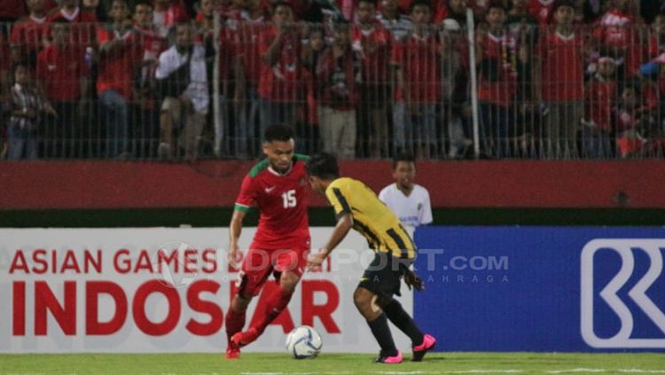 Saddil Ramdani berusaha melewati pemain Malaysia. Copyright: © Fitra Herdian/Indosport