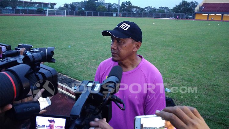 Rahmad Darmawan, Pelatih Sriwijaya FC, dalam sesi wawancara. Copyright: © INDOSPORT/Muhammad Effendi