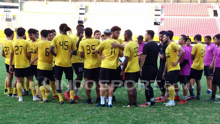 Para pemain Sriwijaya berpamitan usai dilepas oleh pihak manajemen klub. Copyright: © INDOSPORT/Muhammad Effendi