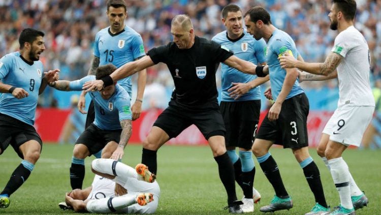 Nestor Pitana saat memimpin laga perempatfinal antara Prancis menghadapi Uruguay Copyright: © Getty Image