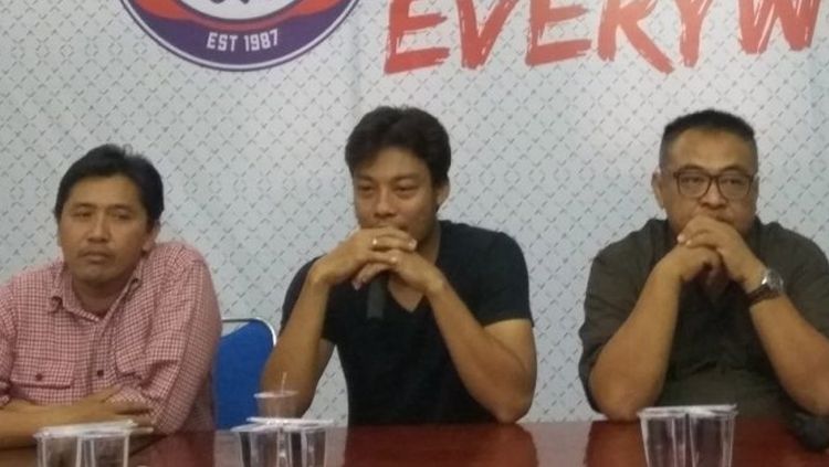 Arema FC gelar jumpa pers kenalkan pemain anyarnya Hamka Hamzah. Copyright: © aremafc.com