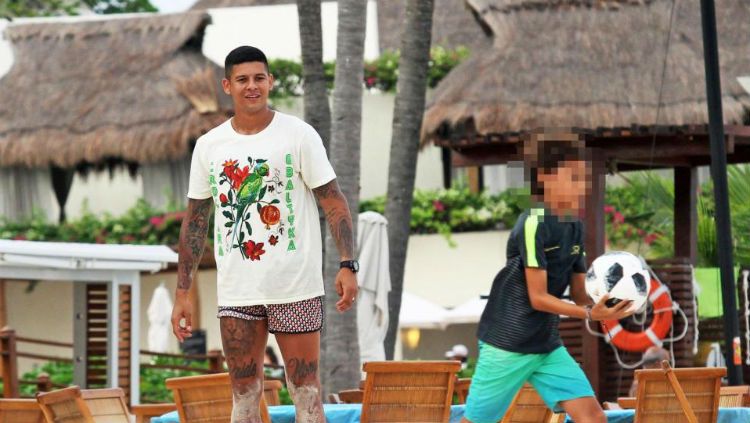 Liburan Marcos Rojo di Karibia sedikit terganggu dengan kasus kematian misterius seorang turis di hotel tempat ia menginap. Copyright: © The Sun