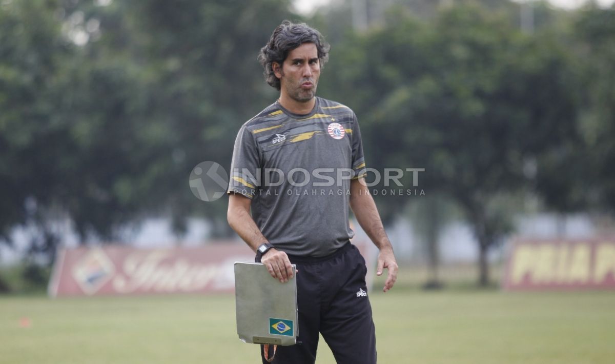 Pelatih Persija Jakarta, Stefano Cugurra Teco dalam latihan di Lapangan PS AU, TNI AU, Halim, Kamis (13/07/18). Copyright: © Herry Ibrahim/INDOSPORT